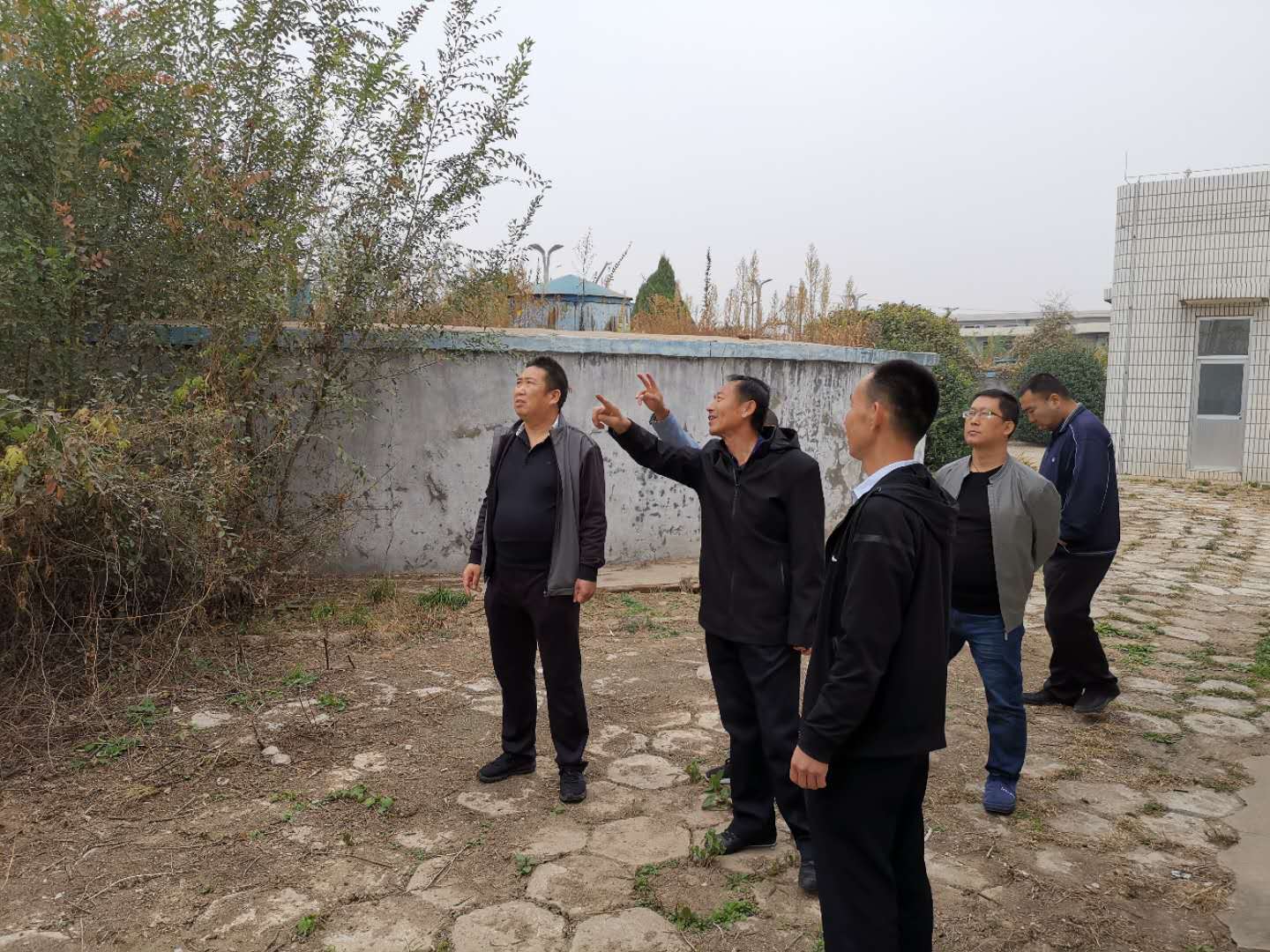 公司總經(jīng)理王建人在供水、污水生產(chǎn)一線開展風險隱患排查 (1).jpg