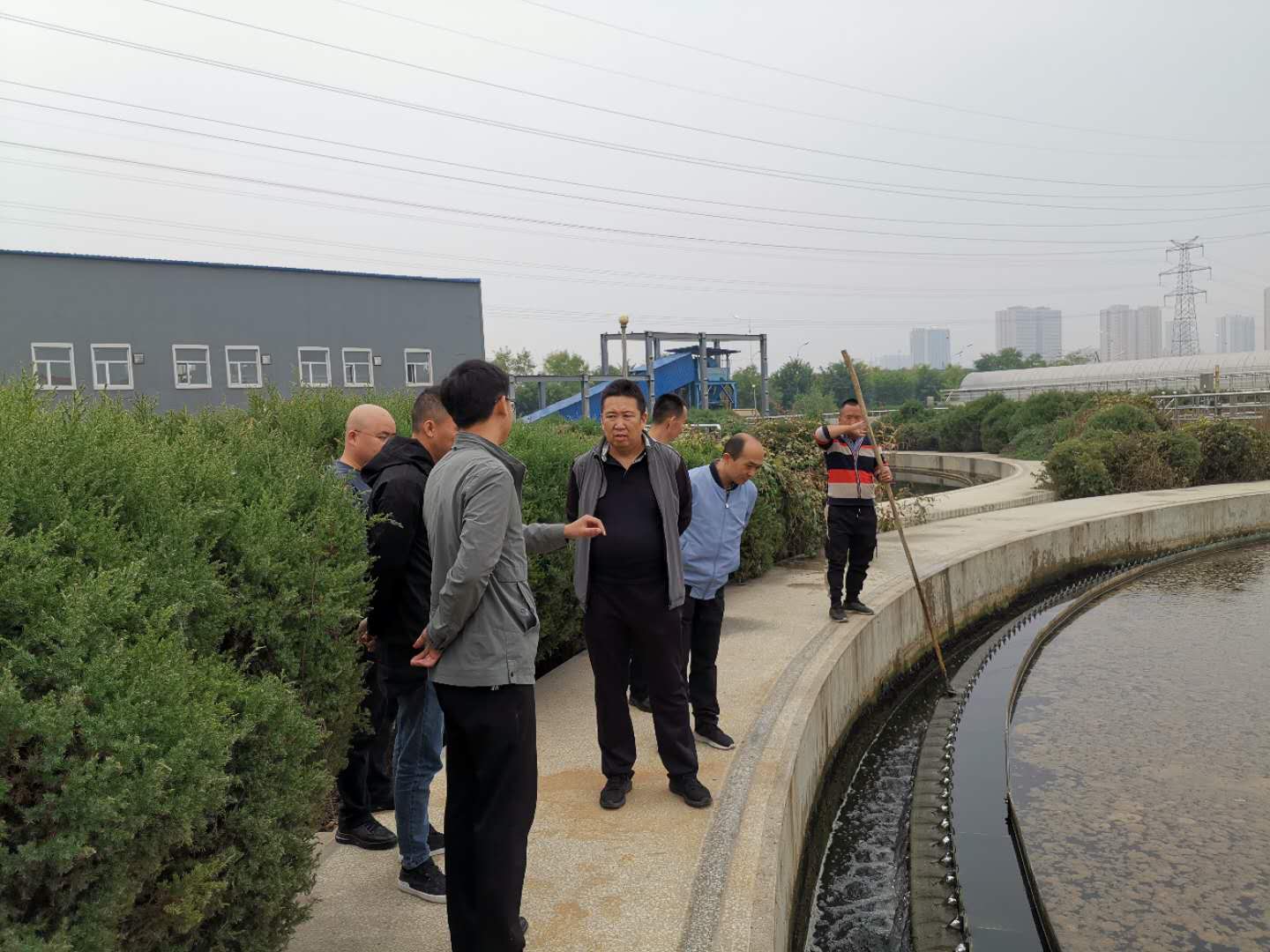公司總經(jīng)理王建人在供水、污水生產(chǎn)一線開展風險隱患排查 (2).jpg